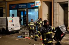U kanceláře AfD v Sasku vybuchla nálož. Exploze poničila sousední budovu i auta v ulici