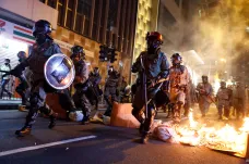 Hongkongská policie nasadila ostrou munici, demonstranti rozbili pobočku agentury Nová Čína