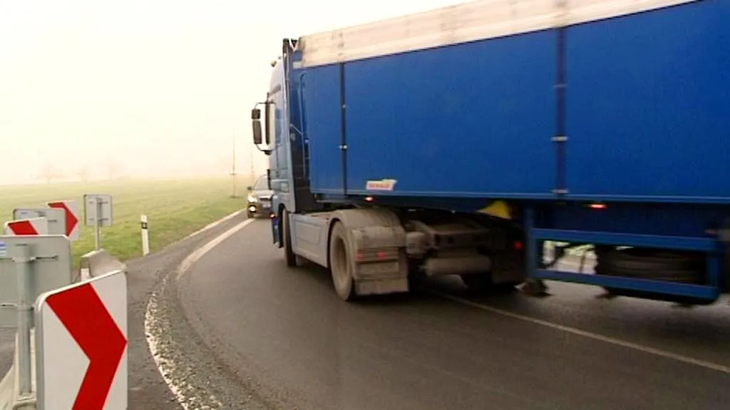 Kamiony při průjezdu ostrou zatáčkou zasahují do protisměru