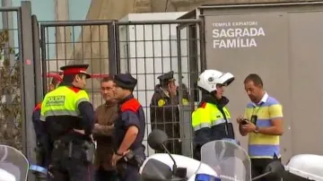 Hasiči před chrámem Sagrada Familia