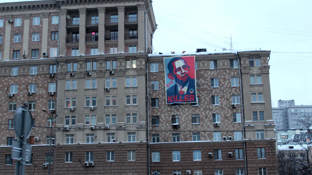 Skupina Glavplakat vyvěsila proti velvyslanectví USA plakát s Barackem Obamou a nápisem "Killer"