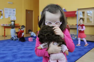 Školy pro žáky s handicapem zůstávají zavřené. Rodičům dochází dech