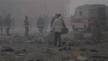 Obyvatelé u obytné budovy v Oděse zničené při ruském útoku raketami a drony