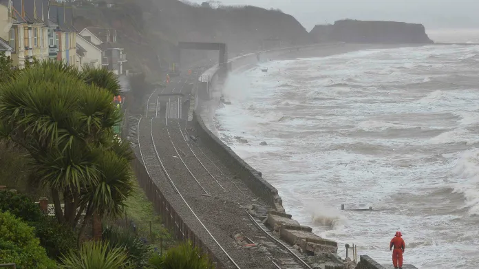 V městě Dawlish zničily vlny železniční trať