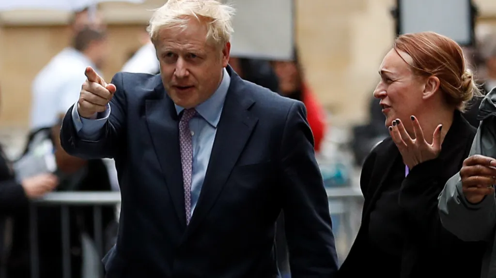 Boris Johnson přichází na debatu v BBC