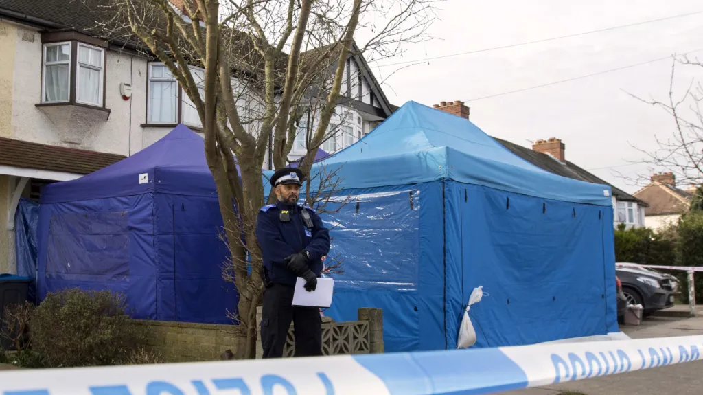 Policie před domem Nikolaje Gluškova