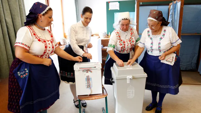 Ženy v tradičních krojích hlasují v referendu