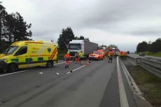 Dálnice D1 u Rousínova byla dvě hodiny neprůjezdná kvůli nehodě dodávky a kamionu