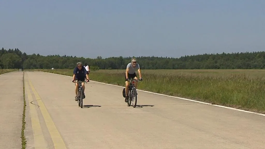 Cyklisté na dráze letiště v Ralsku