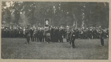 Slavnostní přísaha příslušníků roty Nazdar. Bayonne, 12. října 1914.