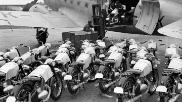 Zásilka motocyklů typu Jawa 250 do Švýcarska v roce 1949