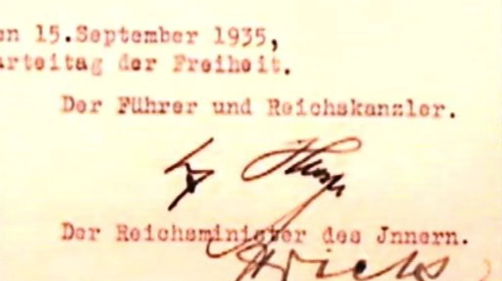 Norimberské zákony s podpisem Hitlera