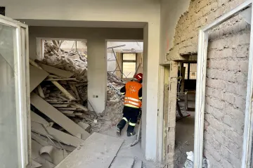 V Příbrami zavalila střecha čtyři dělníky, jeden z nich je vážně zraněný