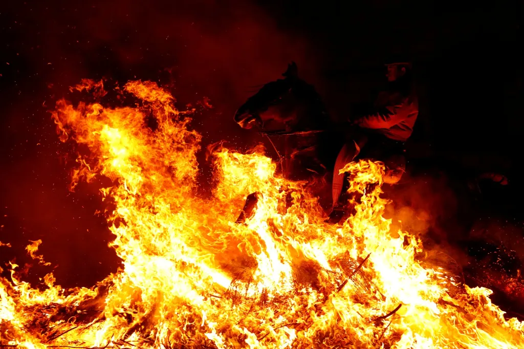 Koně skáčou přes oheň již 500 let