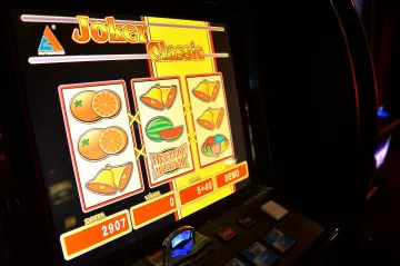 Heren a automatů v Česku dál ubývá. V příštím roce má vzniknout registr vyloučených hráčů