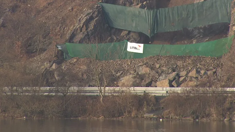 Spadlé kameny zablokovaly silnici