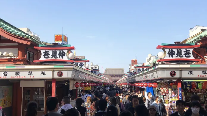 Cesta k nejnavštěvovanějšímu chrámu v Tokiu, Sensódži. Fotografie jsou pořízeny s rozdílem jednoho měsíce