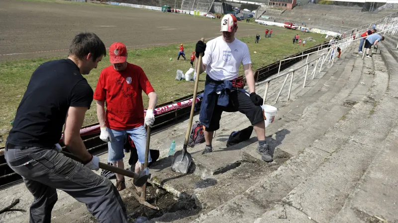 Na vzkříšení stadionu Za Lužánkami pracovali dobrovolníci