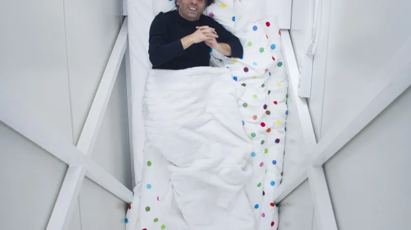 Etgar Keret v „nejužším domě na světě“, který byl po něm pojmenován.