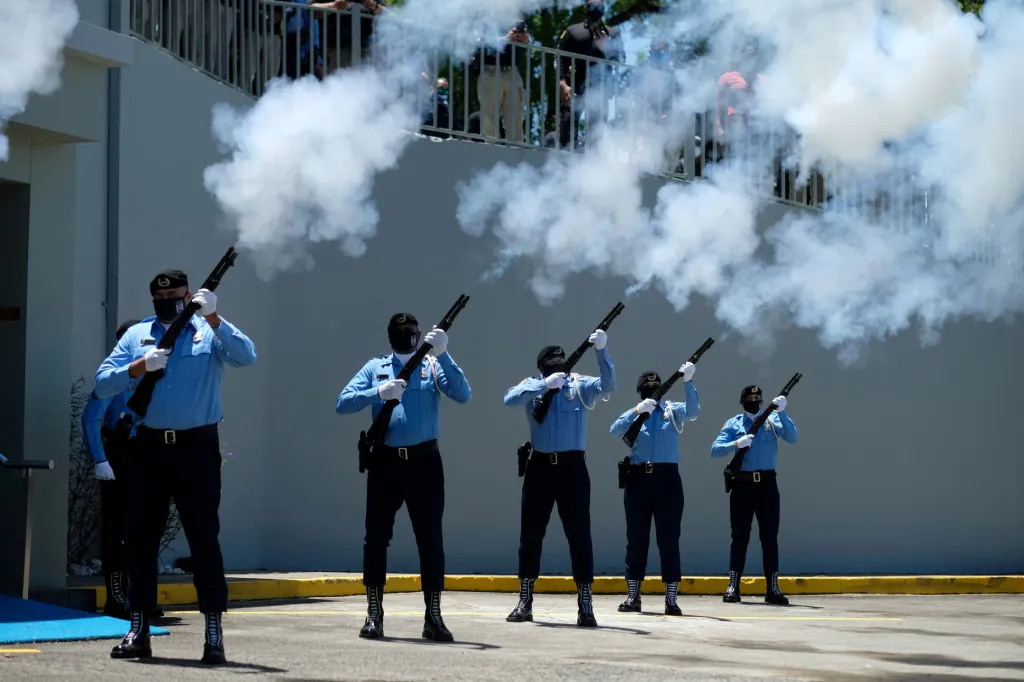 Čestná jednotka policie v Portoriku vystřelila 21 ran během pohřbu svého kolegy Miguela Ortize ve městě San Juan. Policista je první obětí onemocnění COVID-19 v řadách policistů této ostrovní země