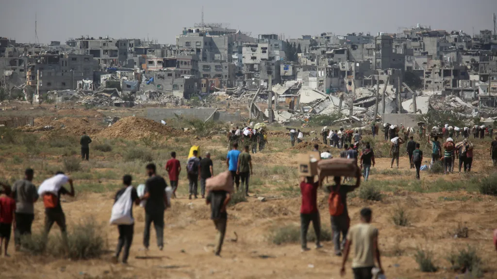 Obyvatelé Pásma Gazy si odnáší humanitární pomoc