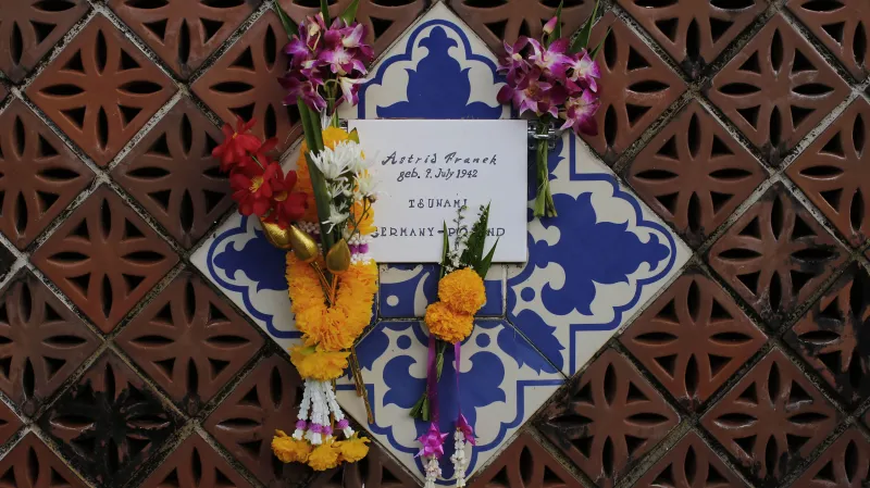 Pamětní zeď za oběti tsunami v Thajsku