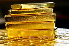 Obavy z vývoje akcií vyhnaly cenu zlata na rekordní korunovou úroveň