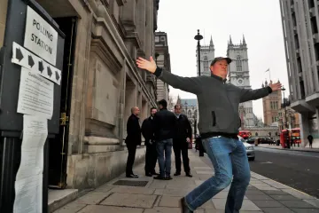 Volby jako cesta z krize. Britové vybírají nový parlament, který má jednou provždy vyřešit brexit
