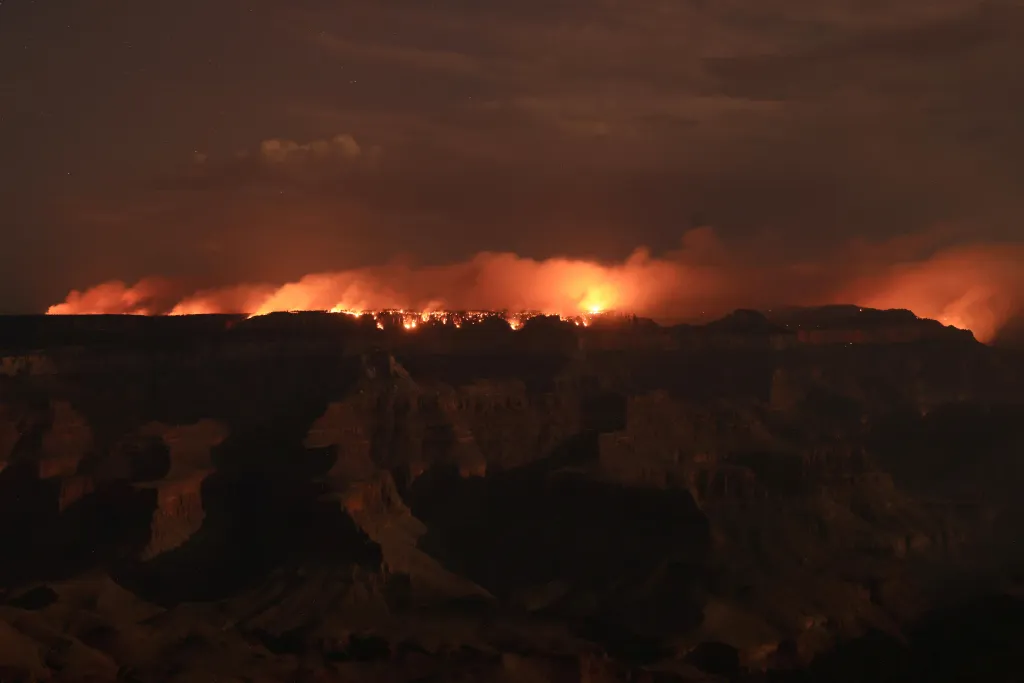 Grand Canyon v Arizoně zasáhl požár