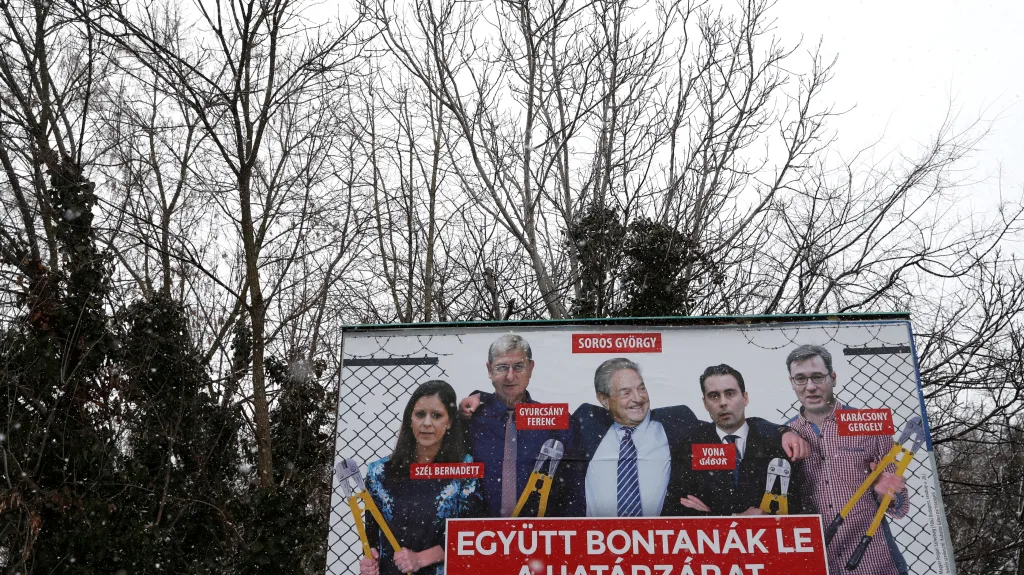 Vládní billboardy s koláží Sorose a členů opozice