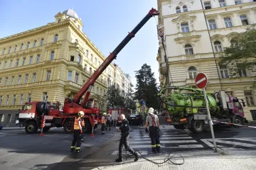 Hasičům se podařilo vytáhnout vůz, pod kterým se v centru Prahy propadla silnice