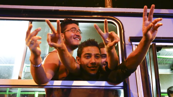 Uprchlíci v autobusech, které Maďaři vypravili do Rakouska