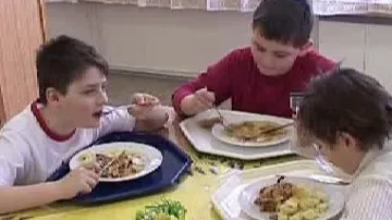 Děti ve školní jídelně