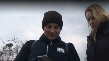 Jedna z přeživších Viktoria s reportérkou ČT Barborou Maxovou