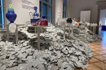 Muzeum v Brně slaví 150 let unikátní výstavou, na které cinká a křupe porcelán