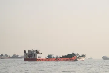 Poblíž Ománu hoří tanker, posádka hlásí možné oběti