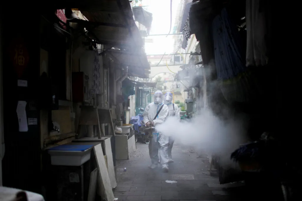 Čínské úřady k epidemii přistupují s politikou nulové tolerance a v případě Šanghaje to znamená přísnou uzávěru