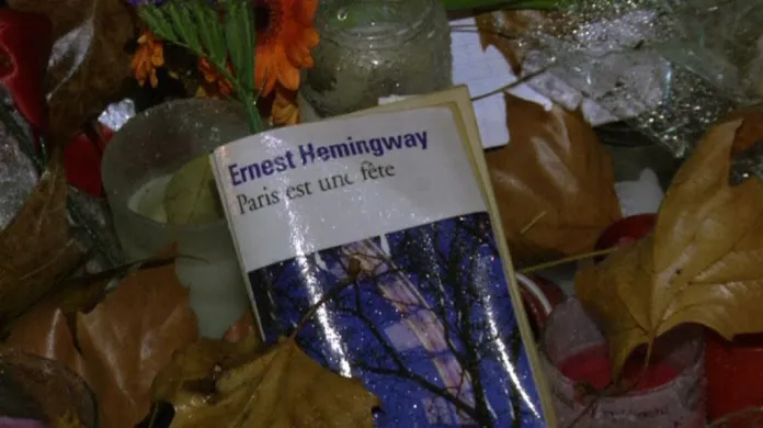 "Pohyblivý svátek" Ernesta Hemingwaye mezi květinami a svíčkami za oběti terorismu
