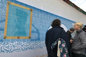 Sametový most od Petra Síse na Kampě připomíná československé století. Hotový bude na jaře