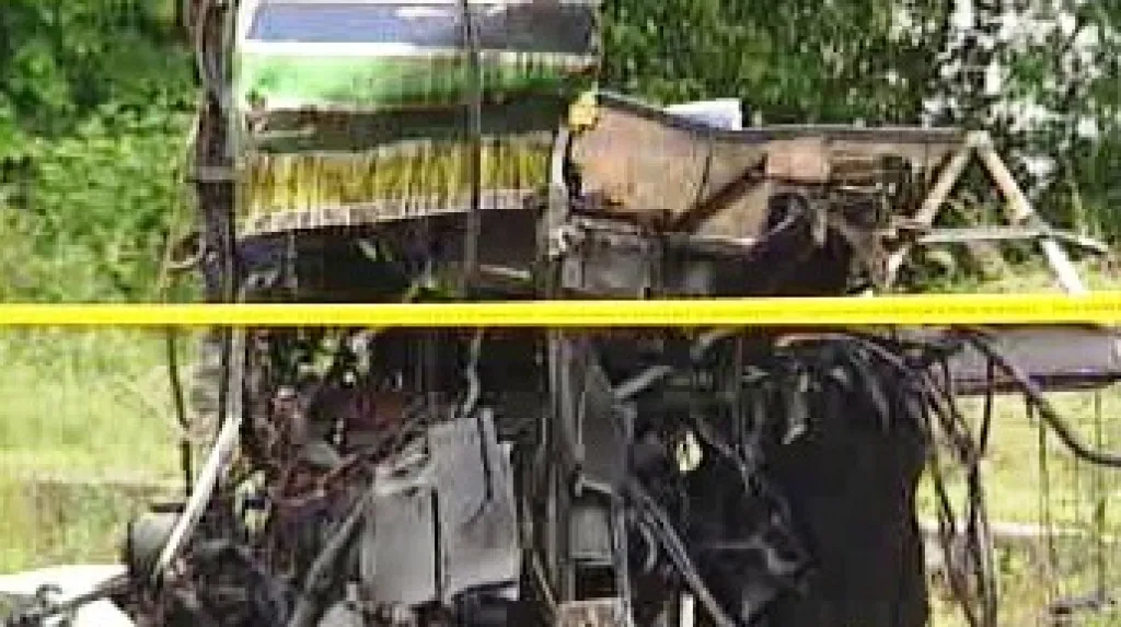 Trosky autobusu po havárii