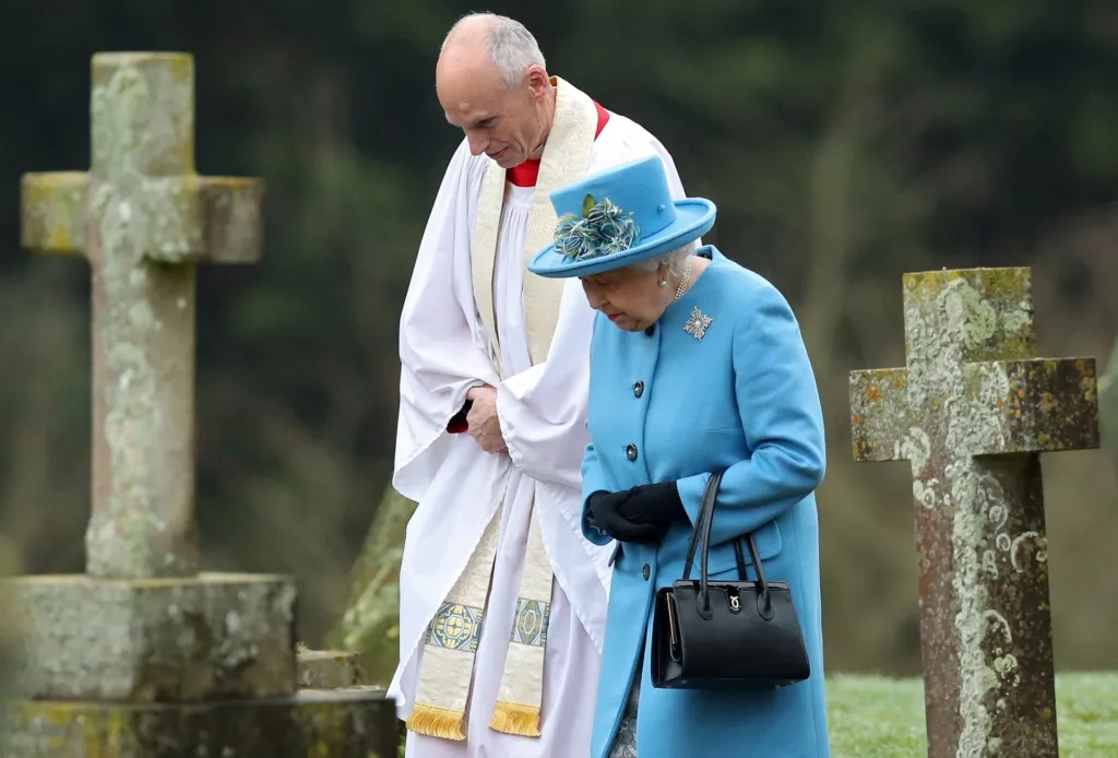 Britská královna Alžběta II. odchází po bohoslužbě z kostela svatého Petra a Pavla ve West Newtonu v britském Norfolku