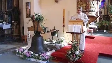 Zvonu požehnal místní farář
