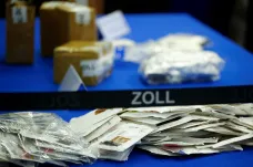 Němci odhalili obchod s drogami a falešnými dokumenty s miliardovým obratem