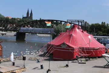 Parbleu! Bratři Formani vypustili do Areny divadlo a nový cirkus