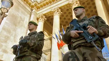 Posílená bezpečností opatření v Paříži