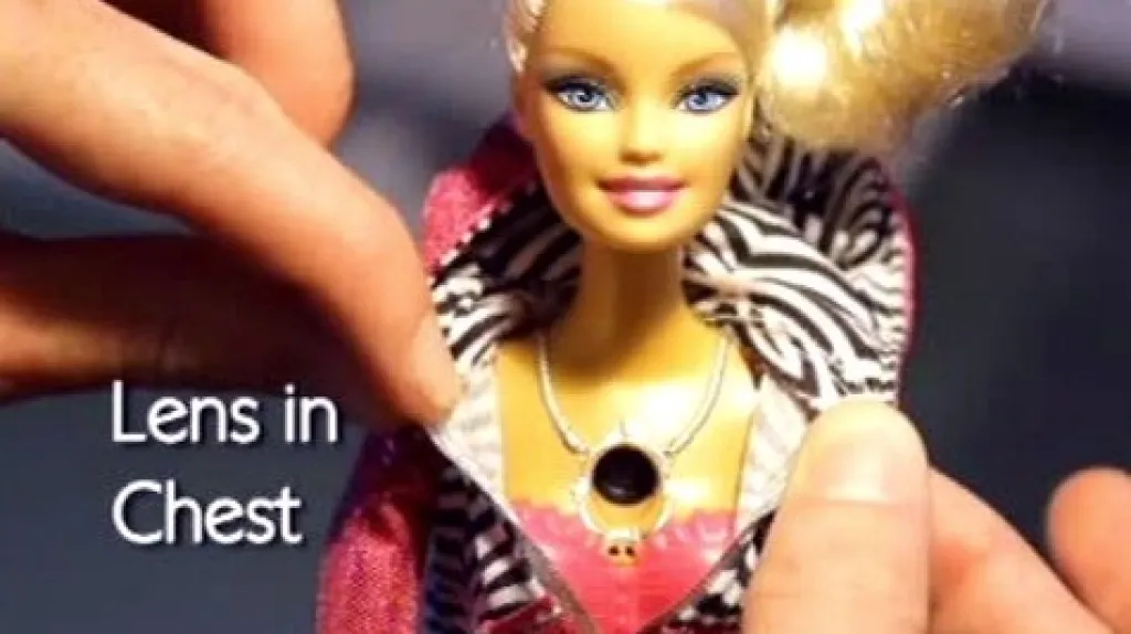 Barbie s kamerou v hrudníku