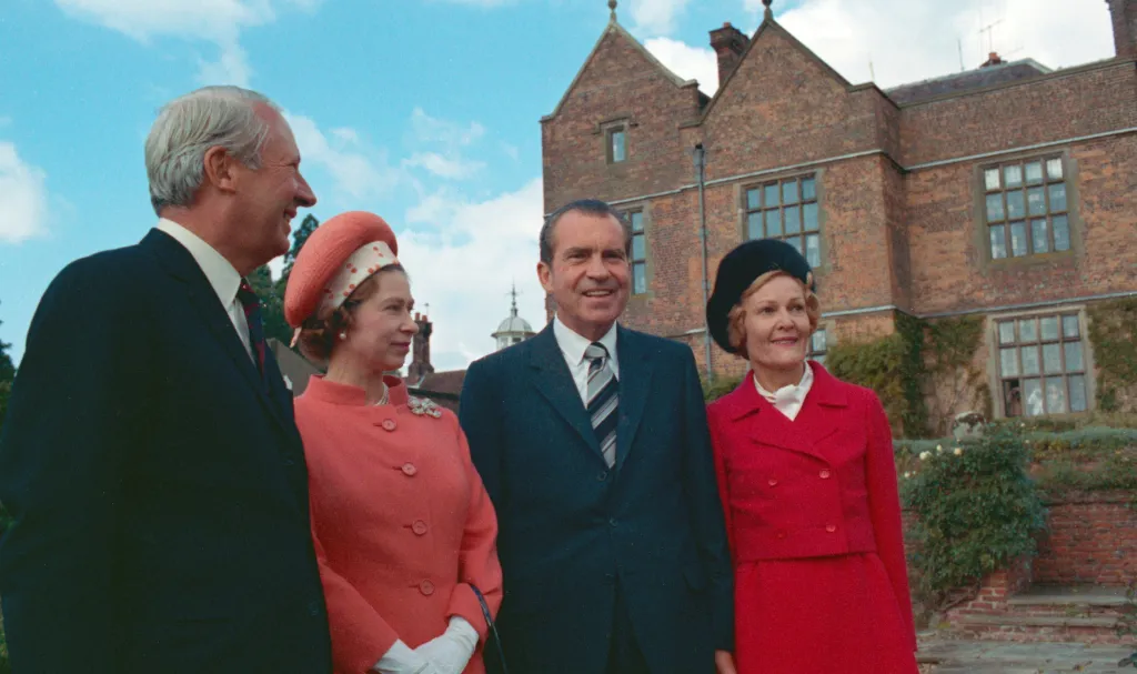 Královna Alžběta II., americký prezident Richard Nixon, první dáma Pat Nixonová a britský premiér Edward Heath se sešli na oficiálním venkovském sídle předsedy vlády v blízkosti Aylesbury v Chequers dne 3. října 1970