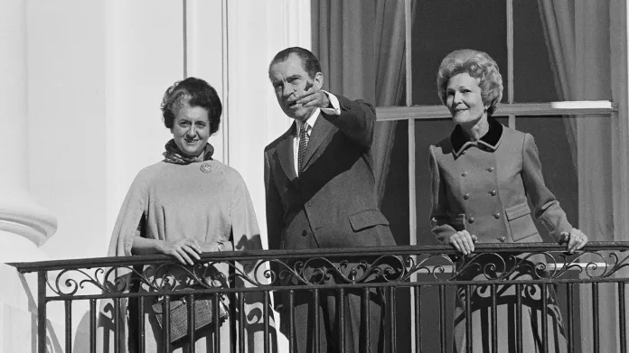 Indira Gándhíová s americkým prezidentem Richardem Nixonem a jeho ženou Pat (1971)