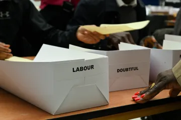 Labouristé těžce ztrácí, Farageova Reform UK stoupá