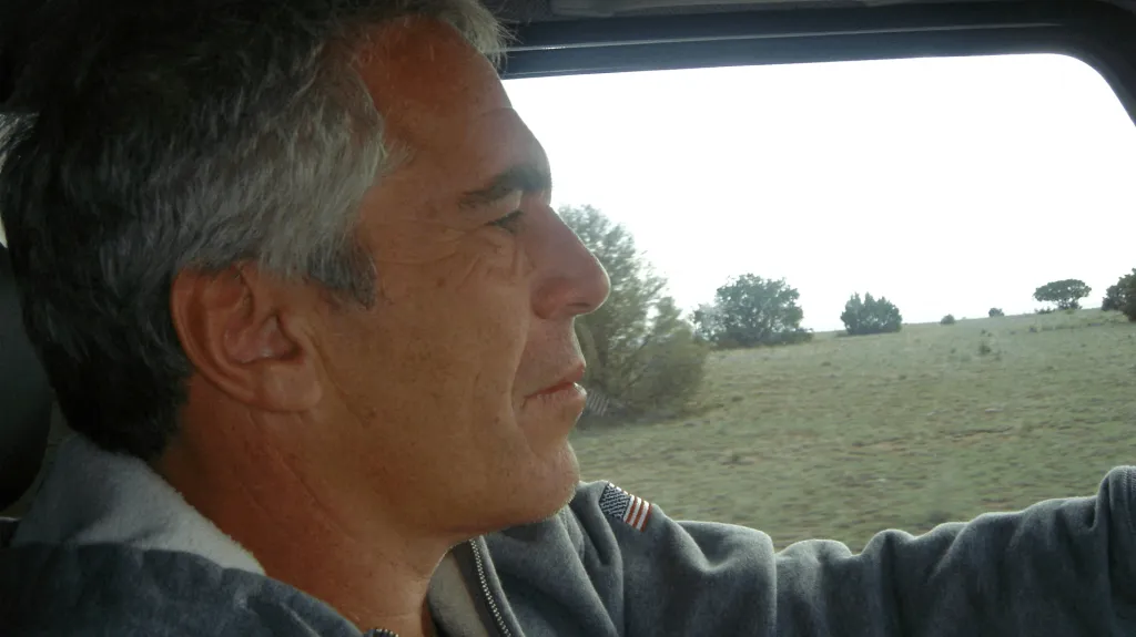 Jeffrey Epstein na archivní fotce, kterou v prosinci 2025 uvolnilo americké ministerstvo spravedlnosti